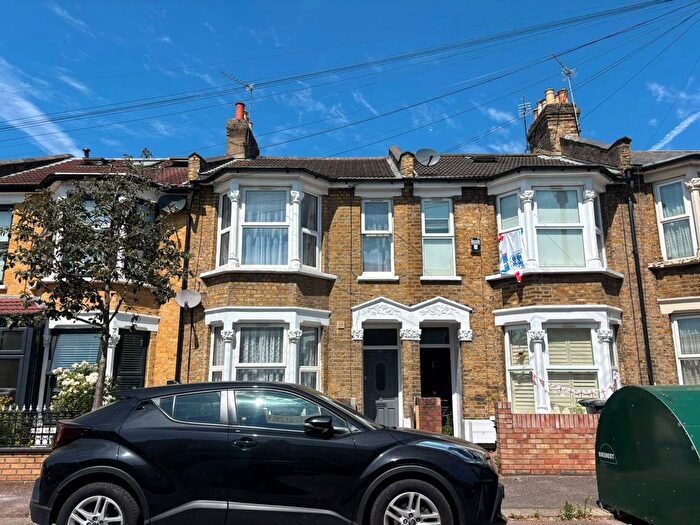 2 Bedroom Flat To Rent In Livingstone Road, Walthamstow, E17