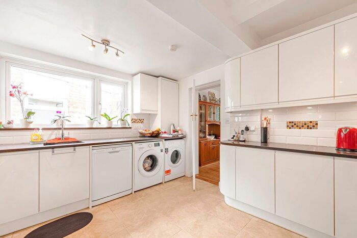 6 Bedroom Semi-Detached House For Sale In Parkland Grove, Ashford, TW15