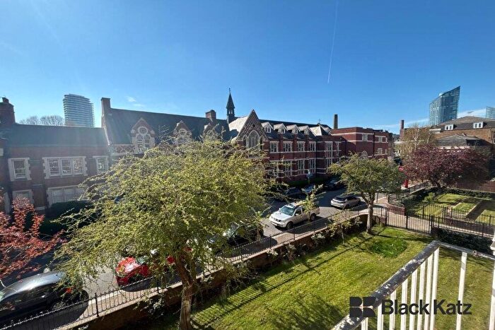 3 Bedroom Flat To Rent In Battersea High Street, Battersea, SW11