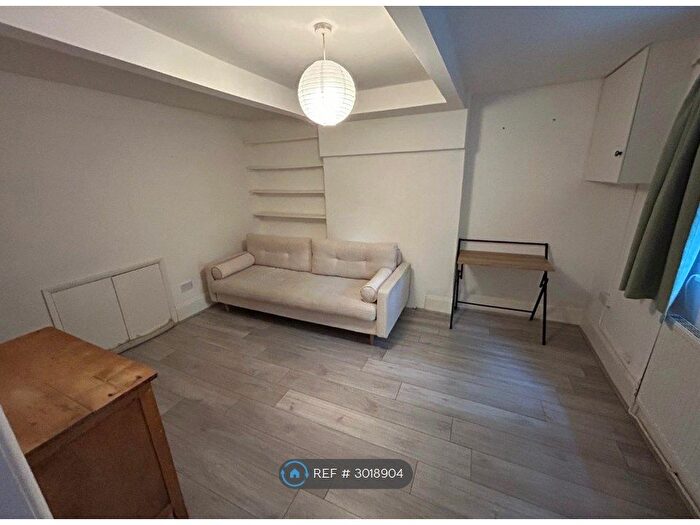 Studio To Rent In Glasslyn Road, London, N8