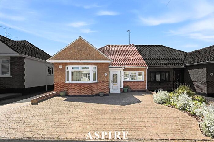 3 Bedroom Semi-Detached Bungalow For Sale In Poplar Road, Rayleigh, SS6