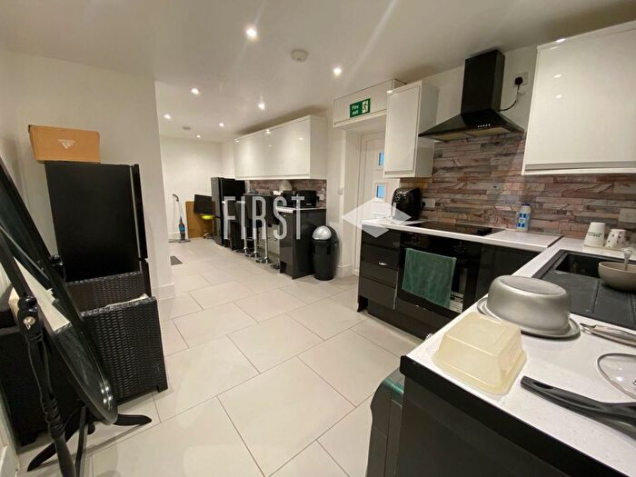 3 Bedroom Flat To Rent In Mill Hill Lane, Highfields, LE2