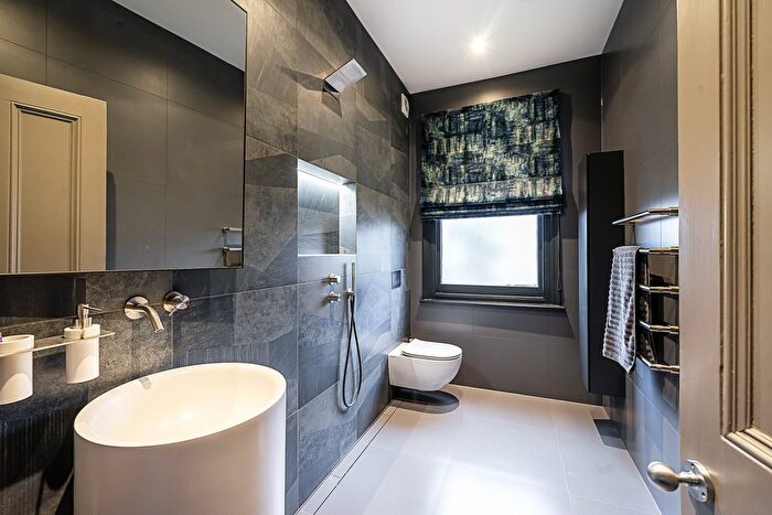 5 Bedroom Detached House For Sale In Marchwood Crescent, Ealing, W5