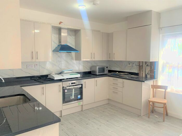 3 Bedroom Maisonette To Rent In Burntwood Lane, London, SW17