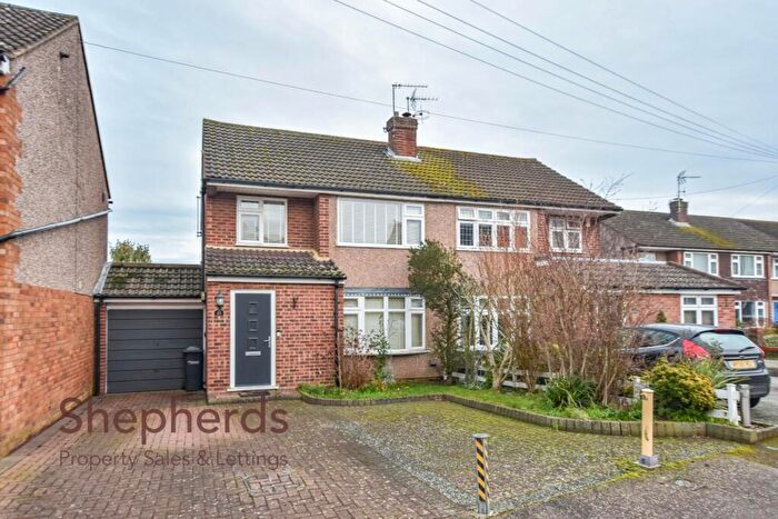 3 Bedroom Semi-Detached House For Sale In Barnfield Close, Hoddesdon, EN11