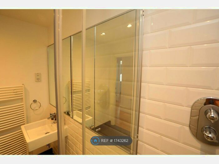 2 Bedroom Flat To Rent In Copenhagen Street, London, N1