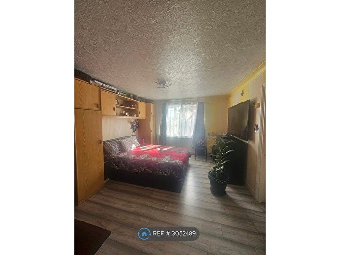 Studio To Rent In David Close, Hayes, UB3