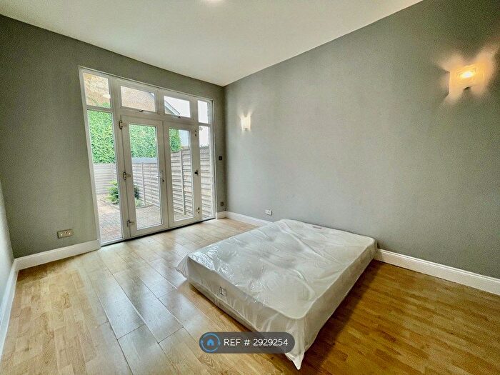 2 Bedroom Flat To Rent In Hanger Lane, London, W5