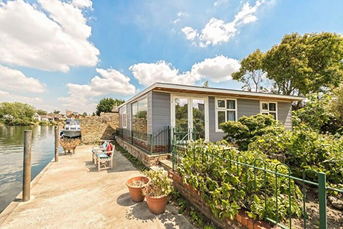 2 Bedroom Flat To Rent In Temple Gardens, Staines, TW18