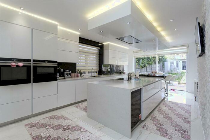 7 Bedroom Semi-Detached House To Rent In Woodstock Road, Golders Green, London, NW11