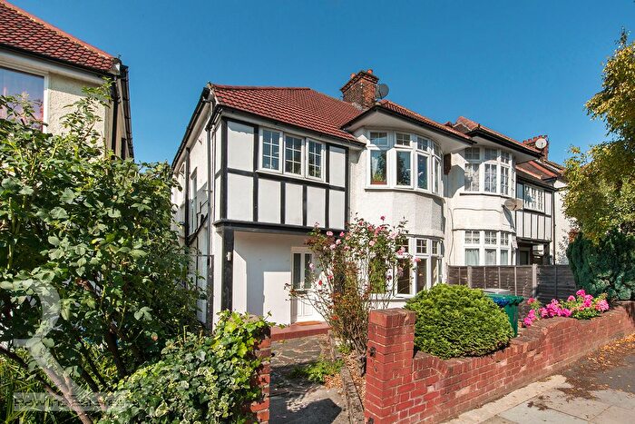 2 Bedroom Flat To Rent In Avondale Avenue, London, N12