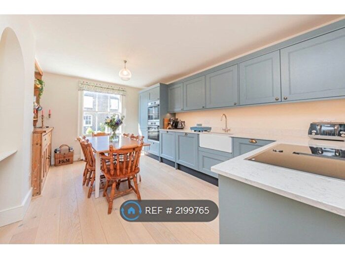 2 Bedroom Flat To Rent In Hambalt Road, London, SW4