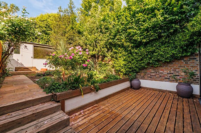 2 Bedroom Flat For Sale In Barclay Road, Fulham Broadway, SW6