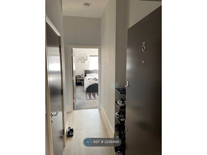 2 Bedroom Flat To Rent In Manor Grove, Tonbridge, TN10