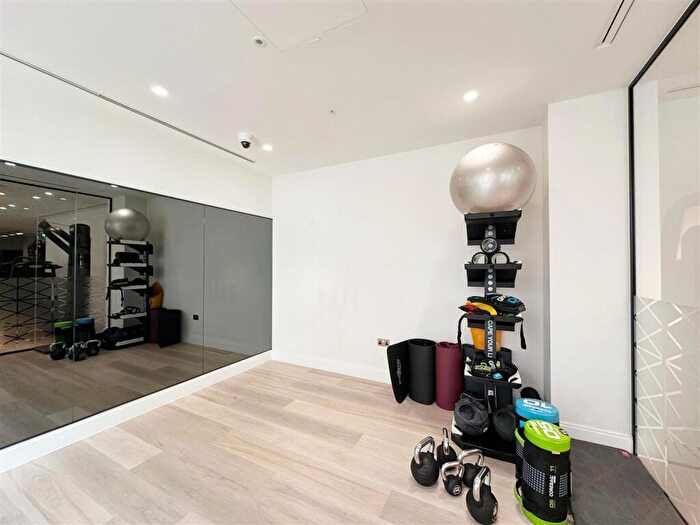 2 Bedroom Flat To Rent In Phoenix Court, Kennington Lane, London, SE11