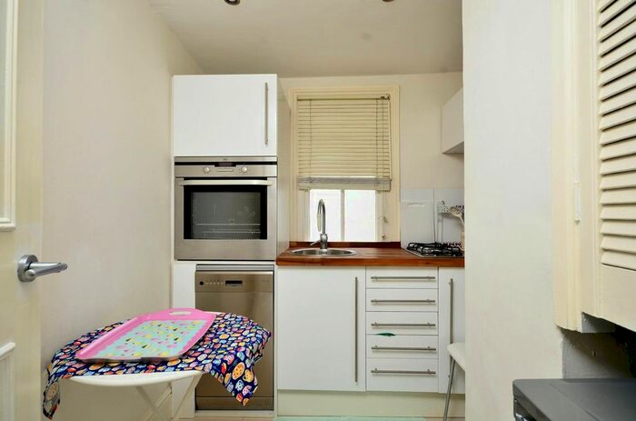 1 Bedroom Flat To Rent In Cranfield Court, Marylebone, London, W1H