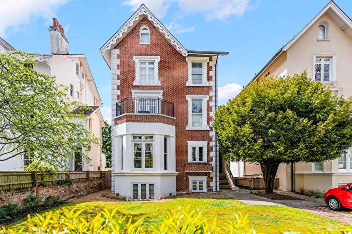 2 Bedroom Flat To Rent In Oak Hill Road, Surbiton, KT6