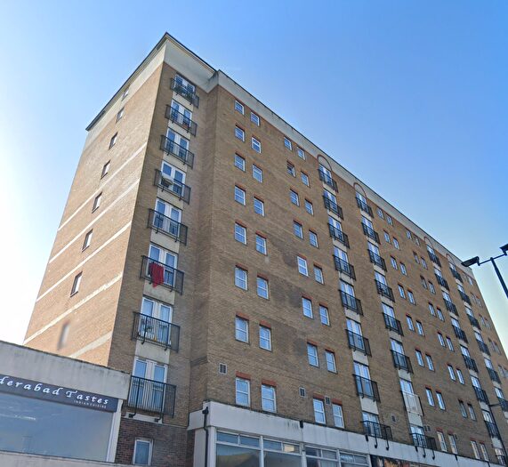 2 Bedroom Flat To Rent In Madison Heights / - High St, Hounslow, TW3