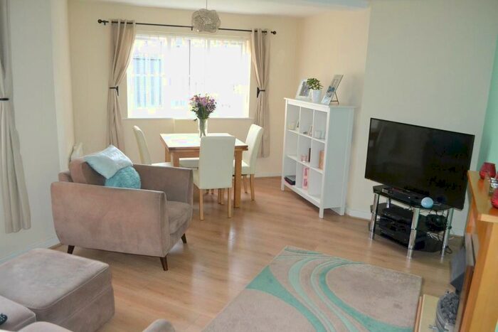 2 Bedroom Flat To Rent In Reddal Hill Road, Cradley Heath B64