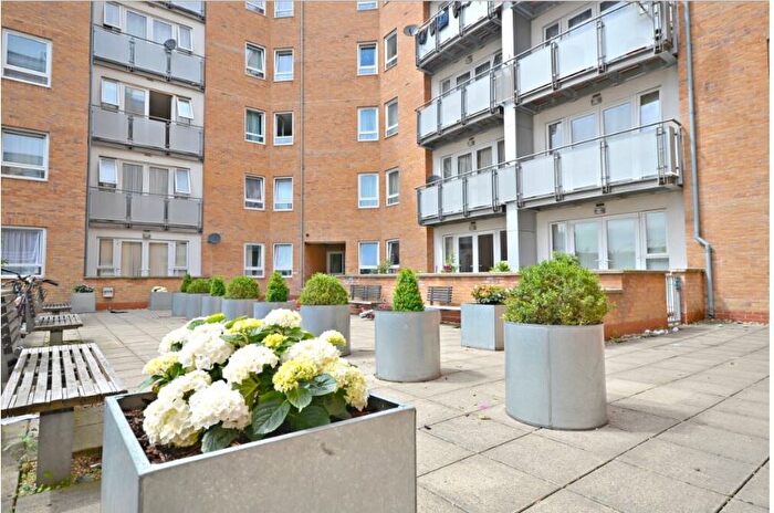 2 Bedroom Flat To Rent In Tuns Lane, Slough, SL1