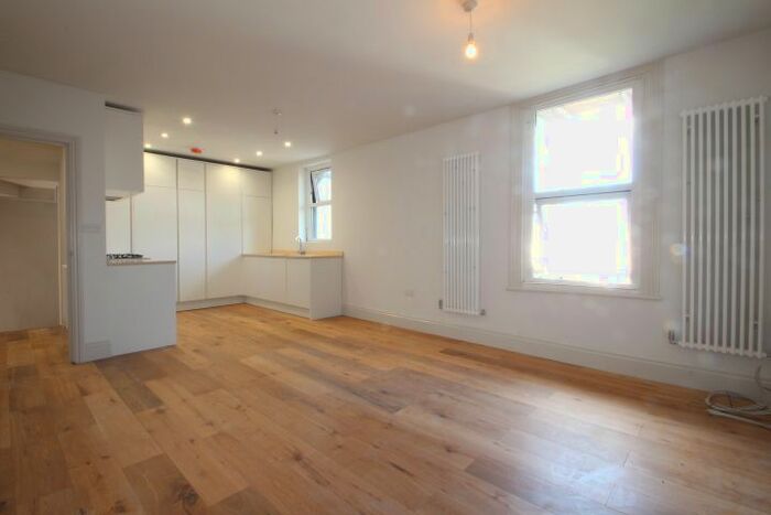 4 Bedroom Maisonette To Rent In Kidderminster Road, Croydon CR0