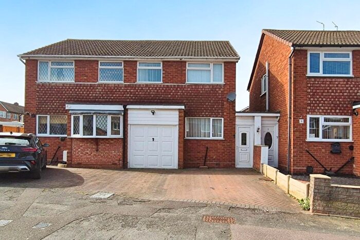 3 Bedroom Semi-Detached House For Sale In Hunter Avenue, Burntwood, WS7