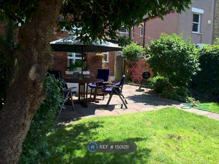 3 Bedroom Flat To Rent In Farnan Road, London, SW16