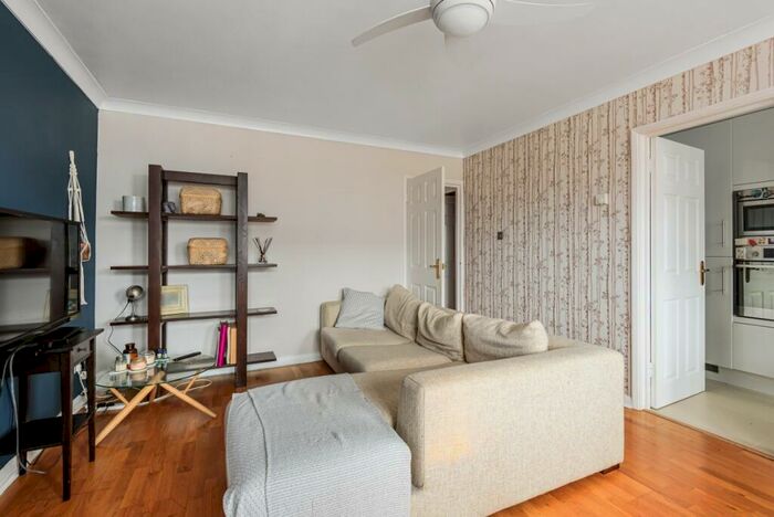1 Bedroom Flat To Rent In High Street, Sunninghill, SL5