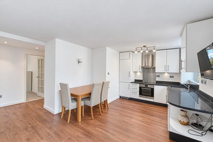 2 Bedroom Flat To Rent In Ringwood Gardens, Canary Wharf, E14