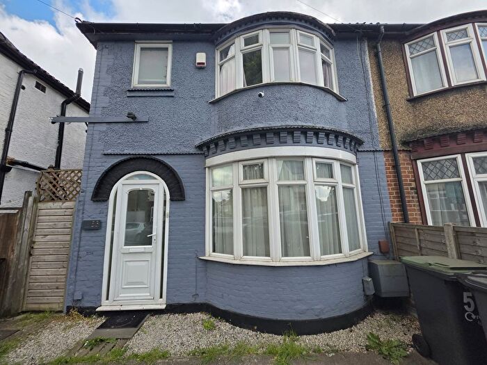 3 Bedroom Semi-Detached House To Rent In Stockingstone Road, Luton, Bedfordshire, LU2