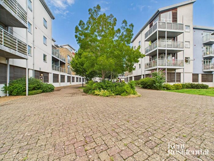 2 Bedroom Flat To Rent In Kingfisher Meadow, Maidstone, ME16