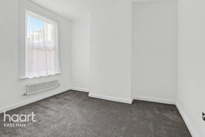 2 Bedroom Maisonette For Sale In Market Street, London, E6