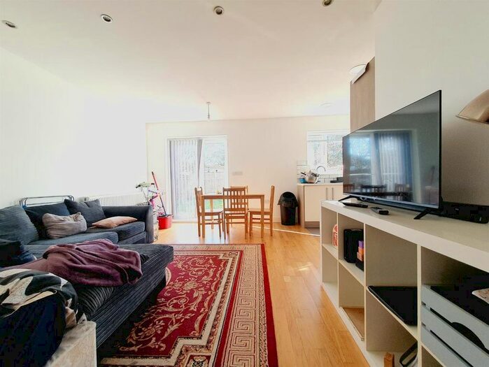 2 Bedroom Flat To Rent In Honeypot Lane, Stanmore, HA7