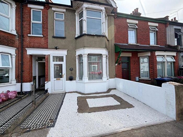 3 Bedroom Flat To Rent In Bournemouth Park Road, SS2