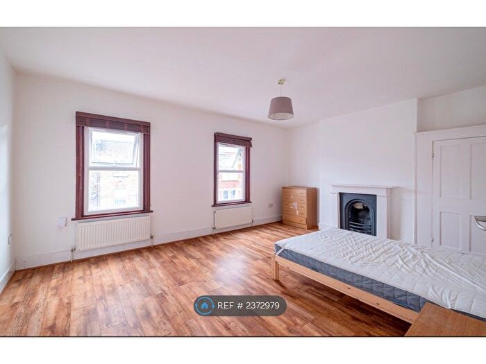 3 Bedroom Maisonette To Rent In Blackstock Road, London, N5