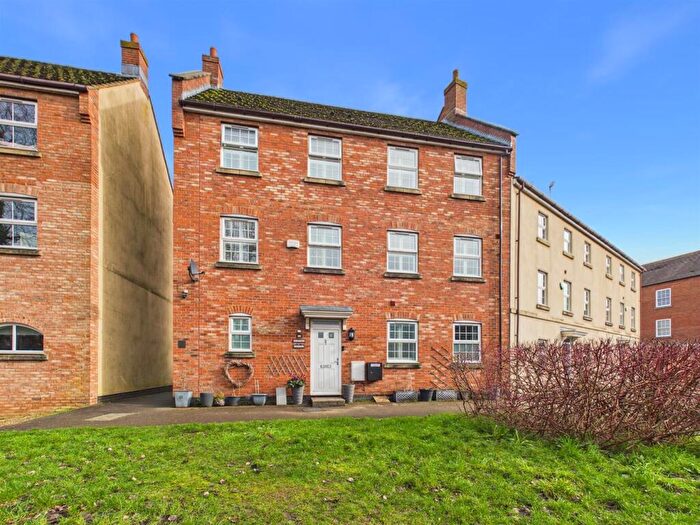 4 Bedroom End Of Terrace House For Sale In Hampden Square, Fairford Leys, Aylesbury, HP19