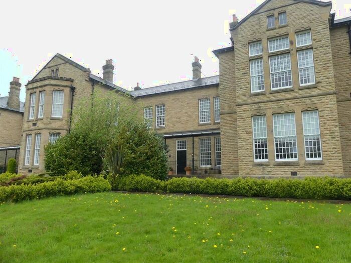 4 Bedroom Town House To Rent In Aysgarth Court, Clifford Drive, Menston, LS29