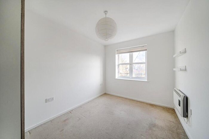 2 Bedroom Flat For Sale In Drayton Park, Islington, N5