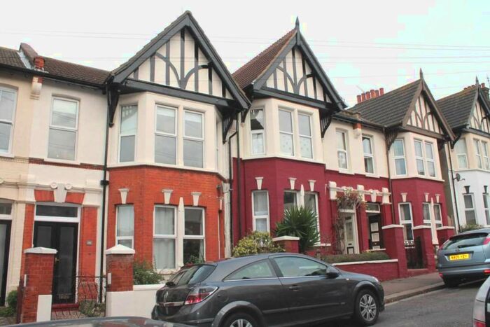 2 Bedroom Flat To Rent In Winton Avenue, Westcliff On Sea, Essex, SS0