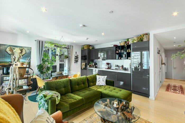 2 Bedroom Flat To Rent In Glasshouse Gardens, London, E20