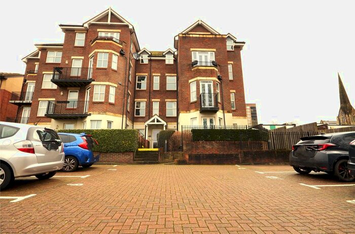 2 Bedroom Flat To Rent In Station Road, Redhill, Surrey, RH1
