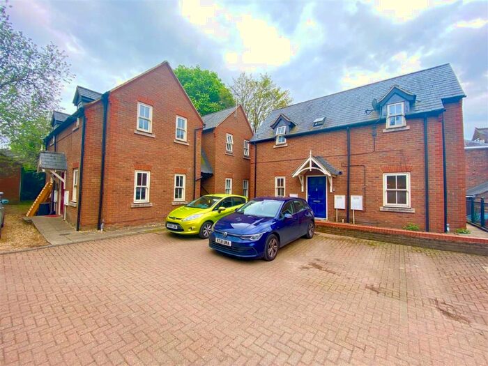 2 Bedroom Maisonette To Rent In Montpelier Mews, Dunstable, LU6