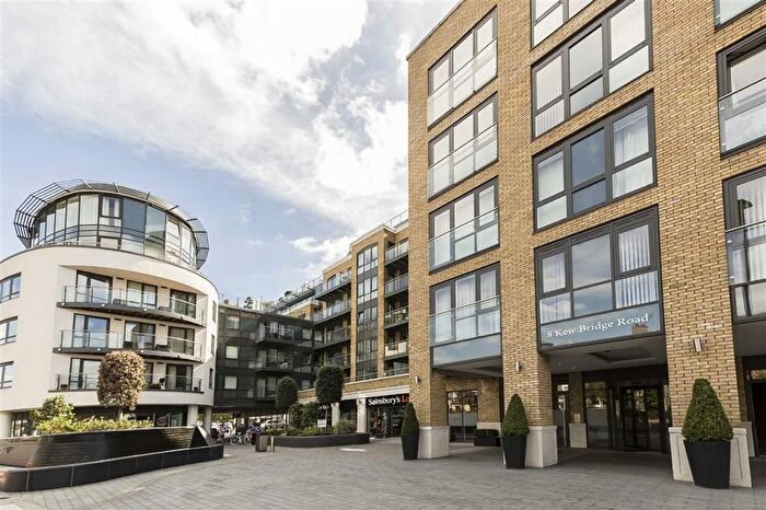 2 Bedroom Flat To Rent In Kew Bridge Road, Kew, TW8