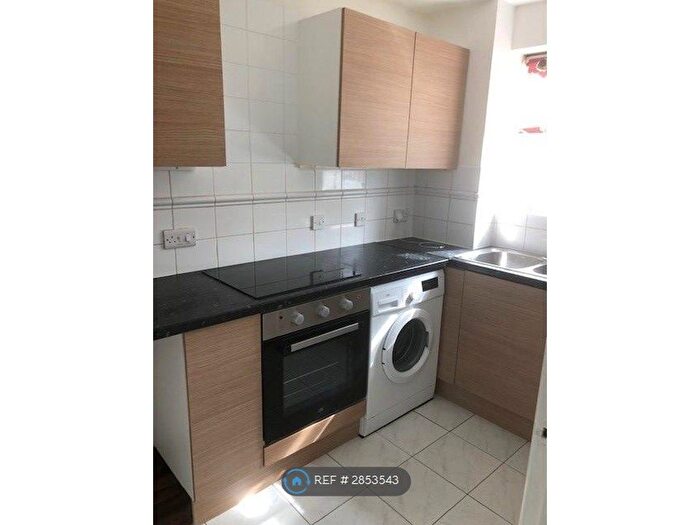 2 Bedroom Flat To Rent In Lovegrove Drive, Slough, SL2