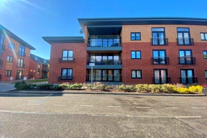 2 Bedroom Flat To Rent In Canal Court, Worcester, WR5