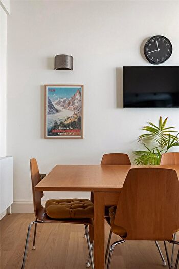 6 Bedroom Terraced House For Sale In Thirsk Road, London, SW11