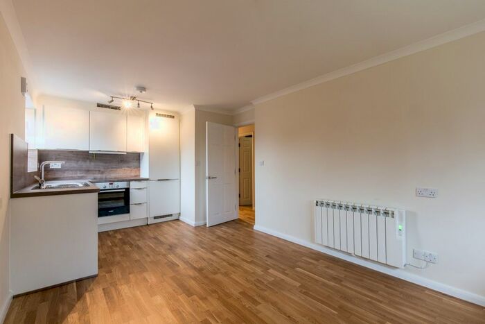 2 Bedroom Flat To Rent In Fairoaks Grove, Enfield, EN3