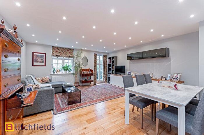 2 Bedroom Apartment To Rent In Corringway, Hampstead Garden Suburb, NW11