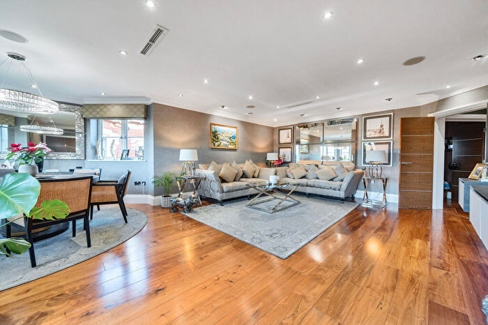 3 Bedroom Flat For Sale In Cockfosters Road, Barnet, EN4