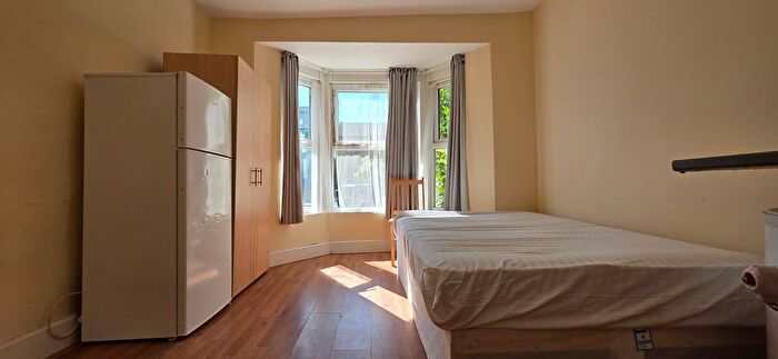 Studio To Rent In Summerhill Road, London, N15